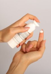 ⁦Derma Active ACTI-WHITE Brightening Correcting Serum⁩ - الصورة ⁦2⁩